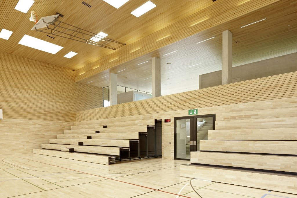 Helle Sporthalle mit Boflex Sportboden und Zuschauertribüne