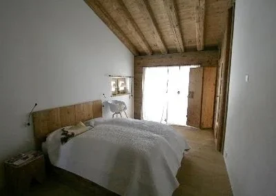 Flur im Chalet Arosa mit Altholzdecke und geseiftem Eichenboden