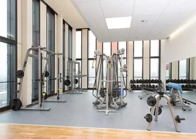 Kraftbereich im Activ Fitness Oerlikon mit Panoramafenstern über Zürich
