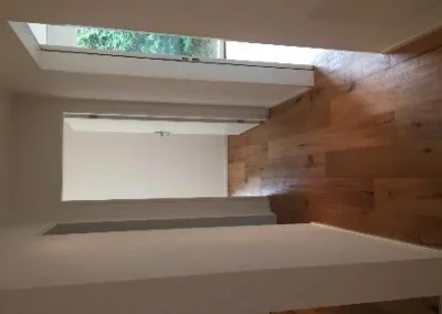 Treppenaufgang mit Holzdecke in der Wohnüberbauung Oberwil